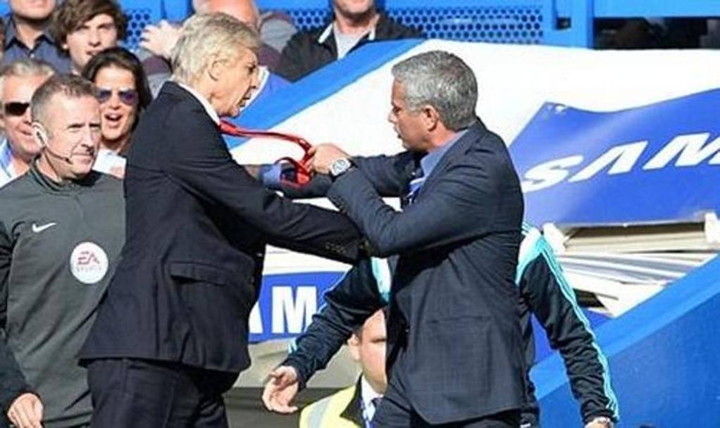 La rissa tra il tecnico dell&#39;Arsenal Arsene Wenger e l&#39;allenatore del Chelsea Jose Mourinho ha fatto il giro del mondo